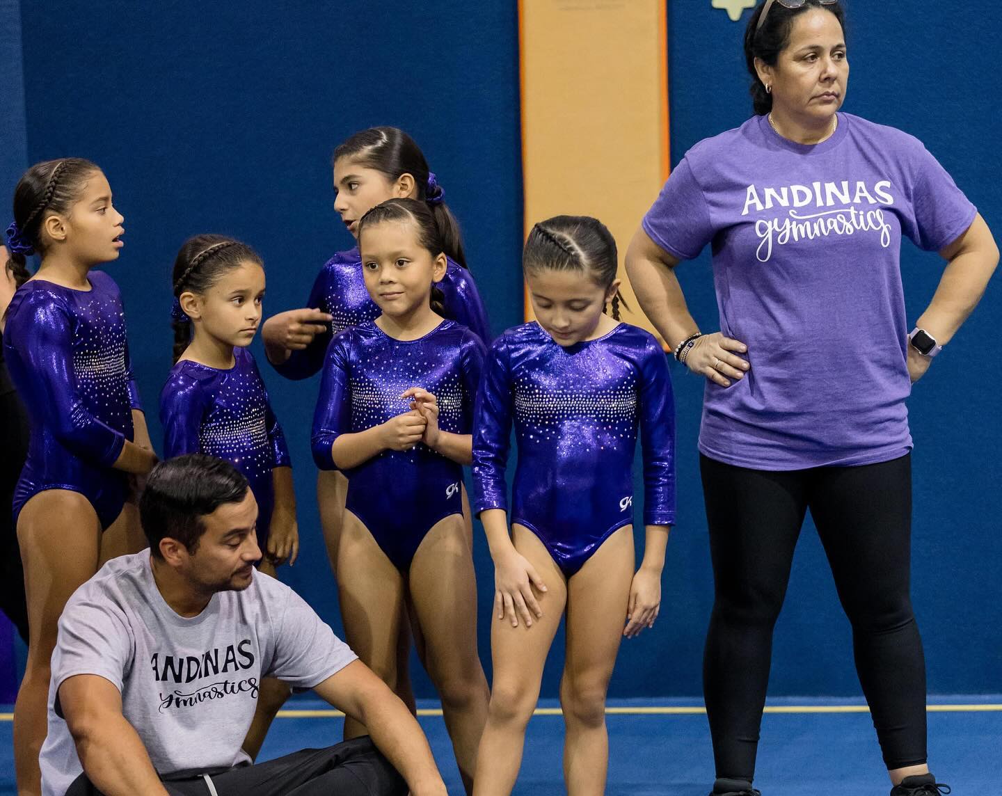 gimnastas con sus entrenadores en Andinas Star Gymnastics