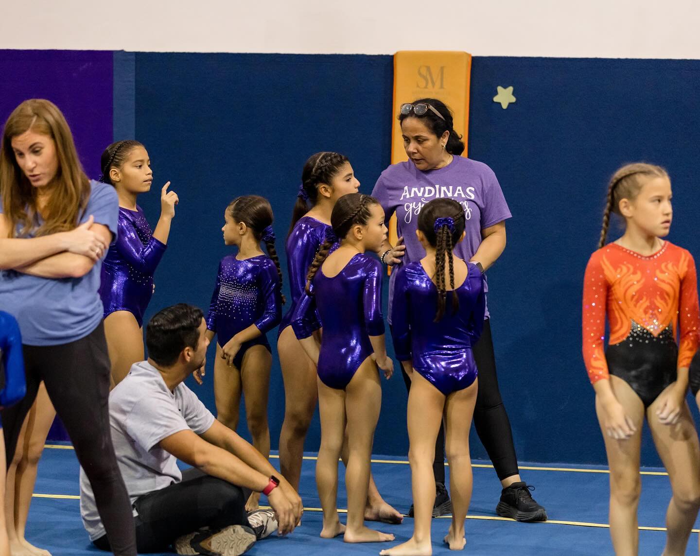 Coach Rosalba dando indicaciones a las gimnastas