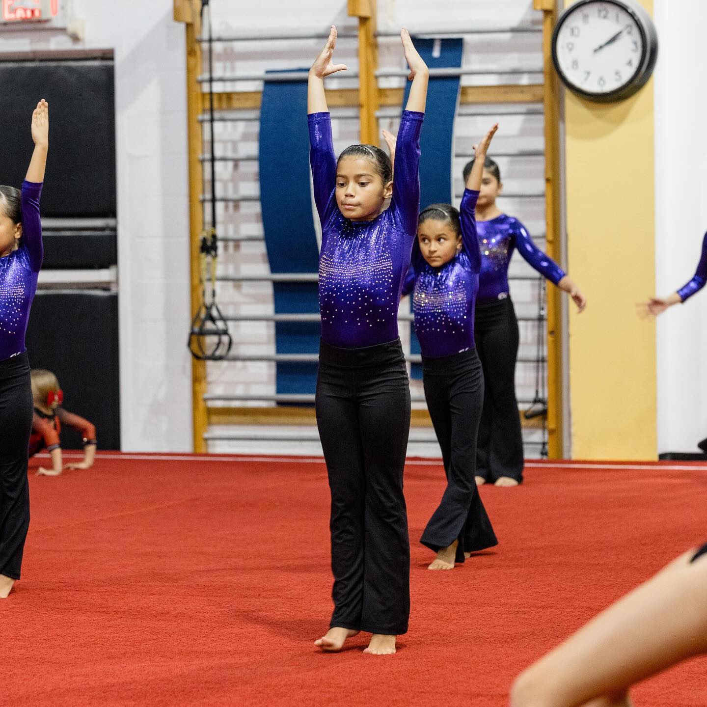 clase de gimnasia artística en el piso rojo