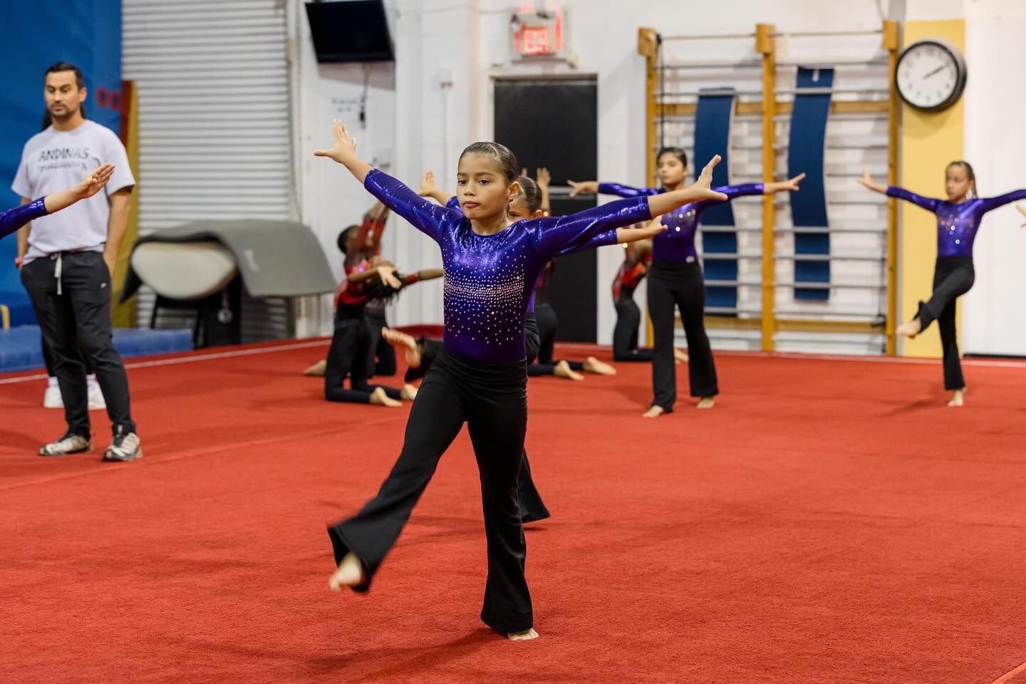 niña realizando coreografía de gimnasia artística