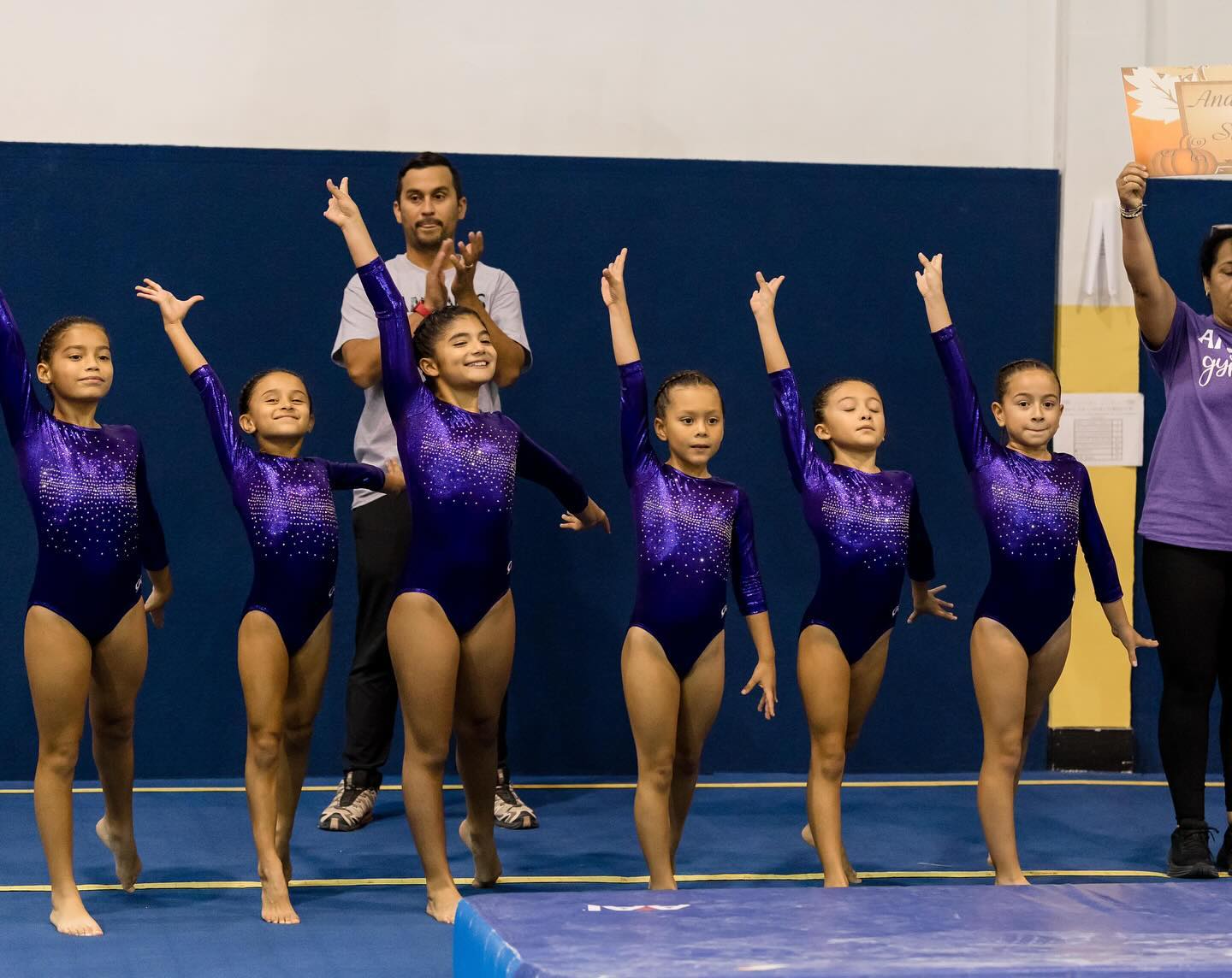 equipo de gimnastas saludando en competencia