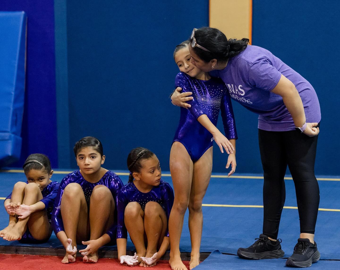 Coach Rosalba abrazando a una gimnasta